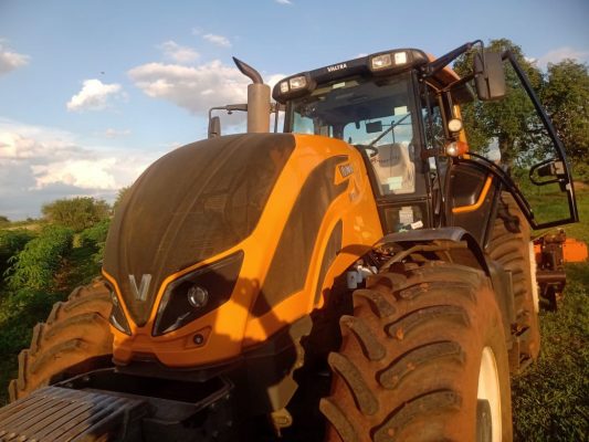 TRATOR AGRÍCOLA BH194 HITECH