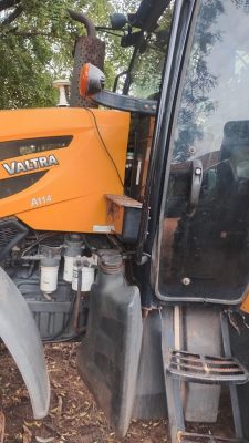 TRATOR AGRÍCOLA VALTRA A114
